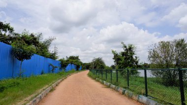 Agara Gölü 'nün yürüyüş yolunun manzarası. İyi korunmuş göl ve Varthur gölü serisinin bir kısmı Agara 'da yer alan 80 dönümlük bir göldür..