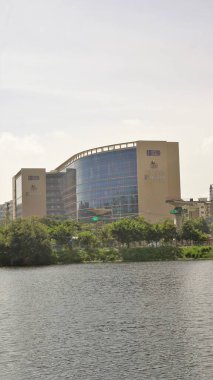 Bangalore, Karnataka, Hindistan-18 Eylül 2022: Marathahalli Sarjapur Dış Halka Yolu 'nda bulunan Iblur Gölü, Yeşillik, Microsoft ofisi