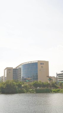 Bangalore, Karnataka, Hindistan-18 Eylül 2022: Marathahalli Sarjapur Dış Halka Yolu 'nda bulunan Iblur Gölü, Yeşillik, Microsoft ofisi