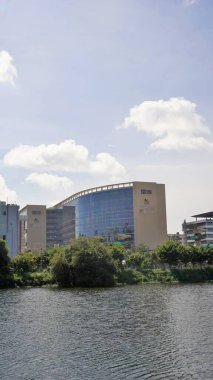 Bangalore, Karnataka, Hindistan-18 Eylül 2022: Marathahalli Sarjapur Dış Halka Yolu 'nda bulunan Iblur Gölü, Yeşillik, Microsoft ofisi