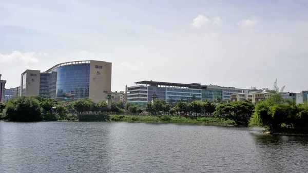2022年9月18日 印度卡纳塔克邦班加罗尔 绿化区Iblur湖的城市景观 微软位于马拉塔哈里萨尔贾布尔外围环路的办公室 — 图库照片