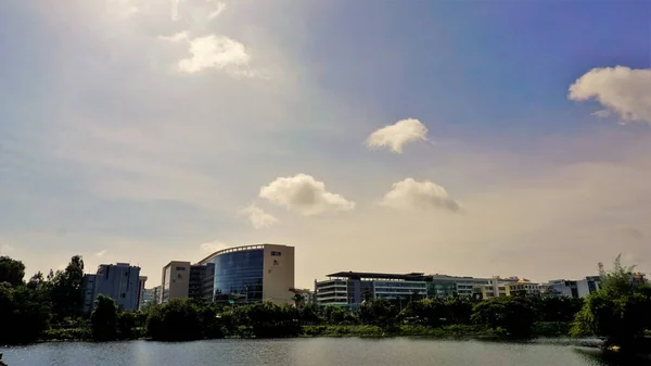 2022年9月18日 印度卡纳塔克邦班加罗尔 绿化区Iblur湖的城市景观 微软位于马拉塔哈里萨尔贾布尔外围环路的办公室 — 图库照片