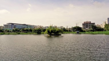 Bangalore, Karnataka, Hindistan-18 Eylül 2022: Bahçe şehrinin güzel manzarası namı diğer Göllü Bangalore, yeşil örtülü altyapı ve açık gökyüzü