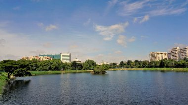 Bangalore, Karnataka, Hindistan-18 Eylül 2022: Bahçe şehrinin güzel manzarası namı diğer Göllü Bangalore, yeşil örtülü altyapı ve açık gökyüzü