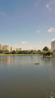 Bangalore, Karnataka, Hindistan-18 Eylül 2022: Bahçe şehrinin güzel manzarası namı diğer Göllü Bangalore, yeşil örtülü altyapı ve açık gökyüzü