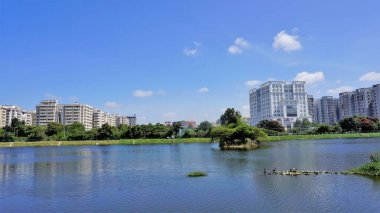 Bangalore, Karnataka, Hindistan-18 Eylül 2022: Bahçe şehrinin güzel manzarası namı diğer Göllü Bangalore, yeşil örtülü altyapı ve açık gökyüzü