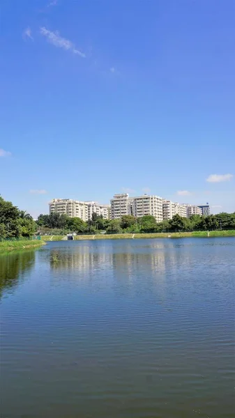 2022年9月18日印度卡纳塔克邦班加罗尔 风景秀丽的花园城市 也就是有湖泊的班加罗尔 绿树成荫的基础设施和晴朗的天空 — 图库照片
