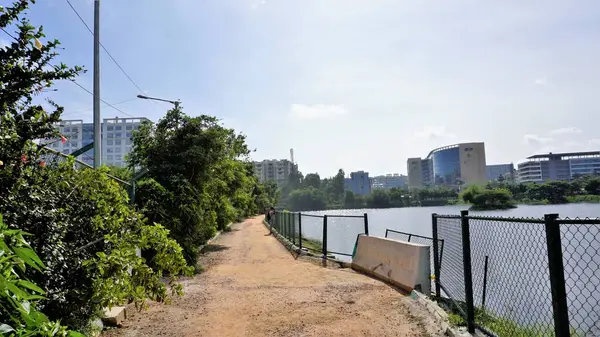 2022年9月18日インド カルナータカ州バンガロール緑のカバーと澄んだ曇りの空と街並のインフラを備えた歩行路 — ストック写真