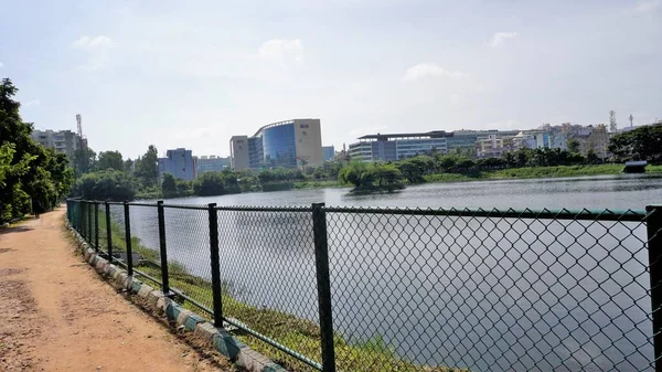 Bangalore Karnataka Indien September 2022 Gångbana Iblur Sjö Med Grönt — Stockfoto