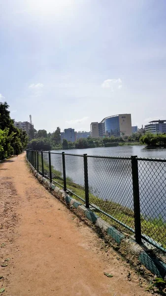 2022年9月18日インド カルナータカ州バンガロール緑のカバーと澄んだ曇りの空と街並のインフラを備えた歩行路 — ストック写真