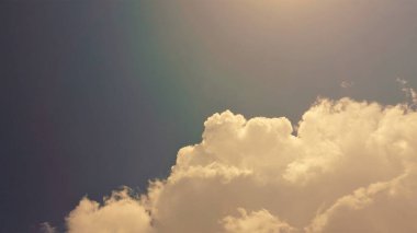 Bulut şekilli güzel bir gökyüzü arkaplanı. Arkaplan manzara resmi