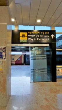 Bangalore, Karnataka, Hindistan-26 Ekim 2022: Sir M Visvesvaraya Terminali veya SMVB 'nin güzel modern dünya klasmanı iç mimarisi.