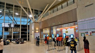 Bangalore, Karnataka, Hindistan-26 Ekim 2022: Sir M Visvesvaraya Terminali veya SMVB 'nin güzel modern dünya klasmanı iç mimarisi.