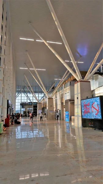 2022年10月26日インド カルナータカ州バンガロール ヴィスヴァラヤ ターミナル Smvb の美しい現代世界クラスのインテリア建築 — ストック写真