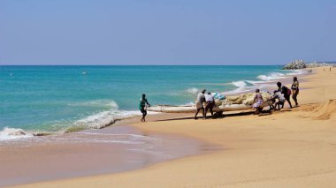 Kanyakumari, Tamilnadu, Hindistan - 28 Aralık 2021: Tamilnadu balıkçıları Bengal Körfezi 'nde balık tutmak için ahşap botlarını veya katamaranlarını alıyorlar.