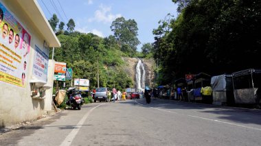 Dindigul Kodai rotasından turistlerle Kodaikanal Gümüş Şelalesi 'nin güzel manzarası. Kodaikanal 'ın turistik ilgi odağı.