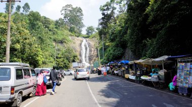 Dindigul Kodai rotasından turistlerle Kodaikanal Gümüş Şelalesi 'nin güzel manzarası. Kodaikanal 'ın turistik ilgi odağı.