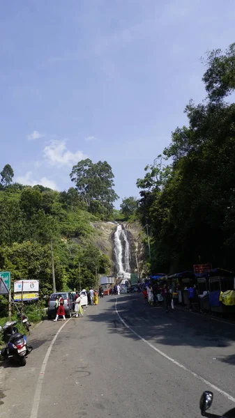 与来自Dindigul Kodai路线的游客一起欣赏科代卡纳尔银瀑布的美丽风景 Kodaikanal最大的旅游景点 — 图库照片