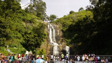 Kodaikanal, Hindistan - Haziran 04 2023: Kodaikanal Gümüş Şelalesi 'nin güzel manzarasının tadını çıkaran turistler aile, arkadaşlar ve balayı çifti. Kodaikanal 'ın turistik ilgi odağı.