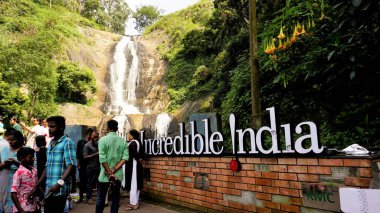Kodaikanal, Hindistan - Haziran 04 2023: Kodaikanal Gümüş Şelalesi 'nin güzel manzarasının tadını çıkaran turistler aile, arkadaşlar ve balayı çifti. Kodaikanal 'ın turistik ilgi odağı.