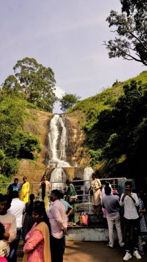 Kodaikanal, Hindistan - Haziran 04 2023: Kodaikanal Gümüş Şelalesi 'nin güzel manzarasının tadını çıkaran turistler aile, arkadaşlar ve balayı çifti. Kodaikanal 'ın turistik ilgi odağı.