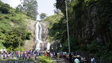 Kodaikanal, Hindistan - Haziran 04 2023: Kodaikanal Gümüş Şelalesi 'nin güzel manzarasının tadını çıkaran turistler aile, arkadaşlar ve balayı çifti. Kodaikanal 'ın turistik ilgi odağı.