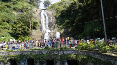 Kodaikanal, Hindistan - Haziran 04 2023: Kodaikanal Gümüş Şelalesi 'nin güzel manzarasının tadını çıkaran turistler aile, arkadaşlar ve balayı çifti. Kodaikanal 'ın turistik ilgi odağı.