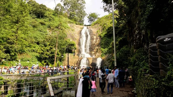 Kodaikanal, Hindistan - Haziran 04 2023: Kodaikanal Gümüş Şelalesi 'nin güzel manzarasının tadını çıkaran turistler aile, arkadaşlar ve balayı çifti. Kodaikanal 'ın turistik ilgi odağı.