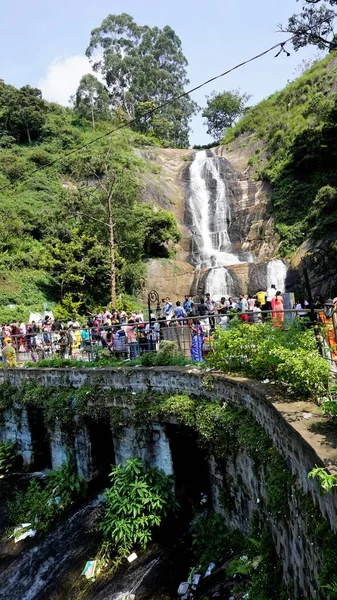 Kodaikanal, Hindistan - Haziran 04 2023: Kodaikanal Gümüş Şelalesi 'nin güzel manzarasının tadını çıkaran turistler aile, arkadaşlar ve balayı çifti. Kodaikanal 'ın turistik ilgi odağı.