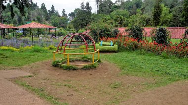 Bryant Park 'tan çocuklar oyun alanı. Queen of Hills 'teki güzel çiçek bahçesi ve manzarası olan Kodaikanal' ı ziyaret etmeliyiz..