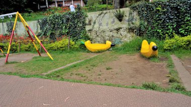 Kodaikanal, Hindistan - 18 Haziran 2023: Bryant Park 'tan çocuklar oyun alanı. Queen of Hills 'teki güzel çiçek bahçesi ve manzarası olan Kodaikanal' ı ziyaret etmeliyiz..