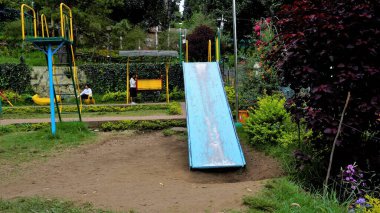 Kodaikanal, Hindistan - 18 Haziran 2023: Bryant Park 'tan çocuklar oyun alanı. Queen of Hills 'teki güzel çiçek bahçesi ve manzarası olan Kodaikanal' ı ziyaret etmeliyiz..