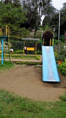 Kodaikanal, Hindistan - 18 Haziran 2023: Bryant Park 'tan çocuklar oyun alanı. Queen of Hills 'teki güzel çiçek bahçesi ve manzarası olan Kodaikanal' ı ziyaret etmeliyiz..
