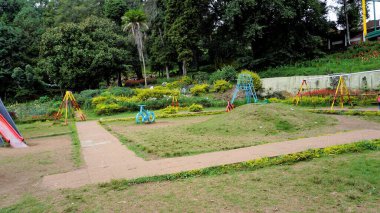Kodaikanal, Hindistan - 18 Haziran 2023: Bryant Park 'tan çocuklar oyun alanı. Queen of Hills 'teki güzel çiçek bahçesi ve manzarası olan Kodaikanal' ı ziyaret etmeliyiz..