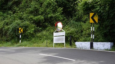 Saç tokasındaki dış trafik aynası ve Kodaikanal Tepesi 'ne giden yokuş yukarı giden yol. Güvenliğin arttırılması için kurulmuş.