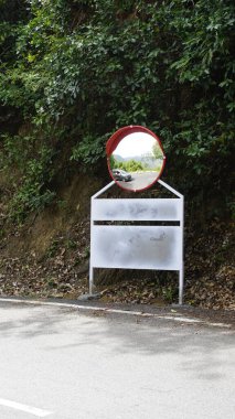 Saç tokasındaki dış trafik aynası ve Kodaikanal Tepesi 'ne giden yokuş yukarı giden yol. Güvenliğin arttırılması için kurulmuş.