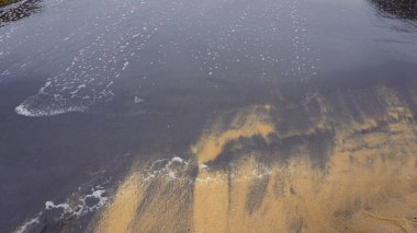 Muttom Sahili, Kanyakumari Bölgesi, Tamilnadu 'da sarı ve siyah taneciklerden oluşan güzel kum desenleri.