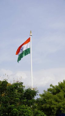 Tamilnadu 'daki Madurai Havaalanı' nda Hindistan bayrağı göndere çekildi. Bulutlu arka planlı mavi gökyüzü ile zarif tiranga.