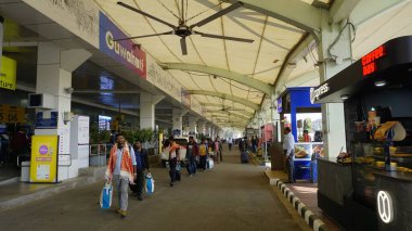 Guwahati, Hindistan - 03 Aralık 2023: Borjhar Guwahati, Assam 'daki Lokpriya Gopinath Bordoloi Uluslararası Havalimanı' nda bekleyen turistler ve gezginler. Yöneten Adani grubu.