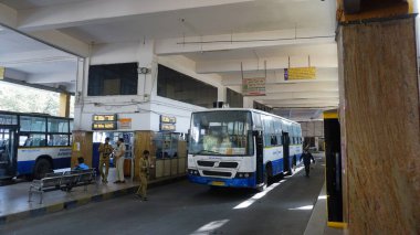 Bangalore, Hindistan - 16 Ocak 2024: Jayanagar 4. Blok BMTC Otobüs İstasyonu 'nun iç manzarası. BMTC vatandaşlara ekonomik ulaşım aracı sağlıyor.