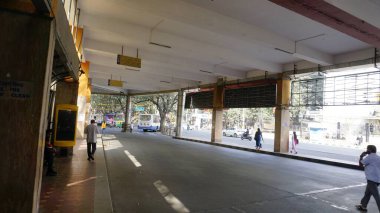Bangalore, Hindistan - 16 Ocak 2024: Jayanagar 4. Blok BMTC Otobüs İstasyonu 'nun iç manzarası. BMTC vatandaşlara ekonomik ulaşım aracı sağlıyor.