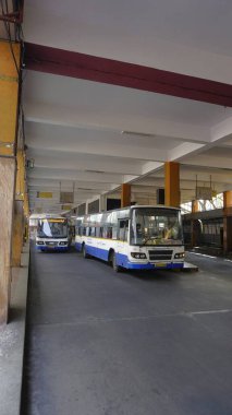 Bangalore, Hindistan - 16 Ocak 2024: Jayanagar 4. Blok BMTC Otobüs İstasyonu 'nun iç manzarası. BMTC vatandaşlara ekonomik ulaşım aracı sağlıyor.