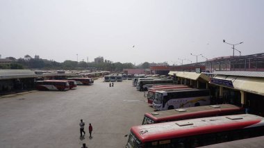 Bangalore, Hindistan - 16 Ocak 2024: Kempegowda veya Majestic otobüs durağı KBS 'nin otobüs ve kamu manzarası. Bangalore şehrinin merkezinde yer almaktadır.