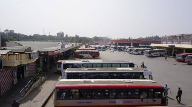 Bangalore, Hindistan - 16 Ocak 2024: Kempegowda veya Majestic otobüs durağı KBS 'nin otobüs ve kamu manzarası. Bangalore şehrinin merkezinde yer almaktadır.