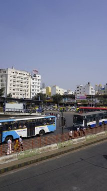 Bangalore, Hindistan - 16 Ocak 2024: Kempegowda veya Majestic otobüs durağı KBS 'nin otobüs ve kamu manzarası. Bangalore şehrinin merkezinde yer almaktadır.