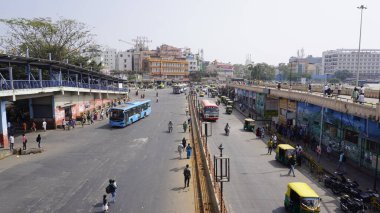 Bangalore, Hindistan - 16 Ocak 2024: Kempegowda veya Majestic otobüs durağı KBS 'nin otobüs ve kamu manzarası. Bangalore şehrinin merkezinde yer almaktadır.