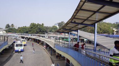 Bangalore, Hindistan - 16 Ocak 2024: Kempegowda veya Majestic otobüs durağı KBS 'nin otobüs ve kamu manzarası. Bangalore şehrinin merkezinde yer almaktadır.