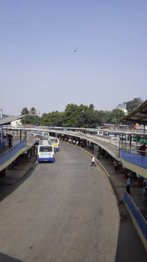 Bangalore, Hindistan - 16 Ocak 2024: Kempegowda veya Majestic otobüs durağı KBS 'nin otobüs ve kamu manzarası. Bangalore şehrinin merkezinde yer almaktadır.
