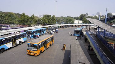 Bangalore, Hindistan - 16 Ocak 2024: Kempegowda veya Majestic otobüs durağı KBS 'nin otobüs ve kamu manzarası. Bangalore şehrinin merkezinde yer almaktadır.