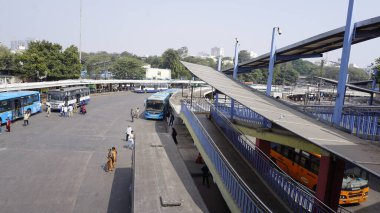 Bangalore, Hindistan - 16 Ocak 2024: Kempegowda veya Majestic otobüs durağı KBS 'nin otobüs ve kamu manzarası. Bangalore şehrinin merkezinde yer almaktadır.